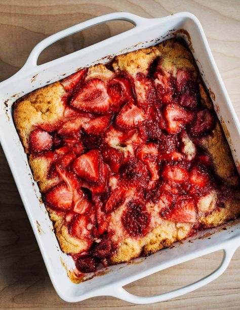 Strawberry Dump Cake, Summer Fruit Desserts, Spoon Cake, Batch Baking, Easiest Dessert, Strawberry Cobbler, Delish Desserts, Baking Stuff, Cake Strawberry