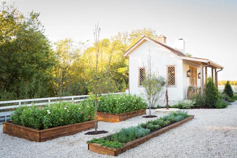 Jo's green thumb has been itching, and she's dreamed up an expansive new garden—complete with a potting shed to complement the Gaineses' century-old farmhouse, raised planting beds and a coop for Ella's chickens—that will grow with the family and blossom for decades to come. Joanna Gaines Garden, Plants For Raised Beds, Garden Area, Farmhouse Garden, Family Garden, Old Farm Houses, Home Vegetable Garden, Garage Ideas, Vegetable Garden Design