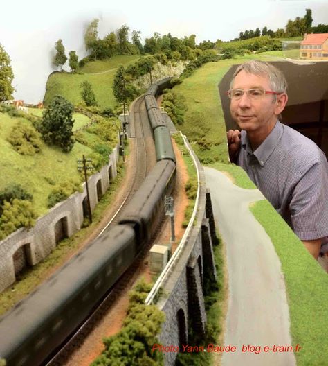 Loco-Revue: Luzy : un magnifique grand réseau N Scale Train Layout, N Scale Layouts, Ho Train Layouts, Model Train Table, Ho Scale Train Layout, Train Decor, Ho Model Trains, Model Railway Track Plans, Train Table