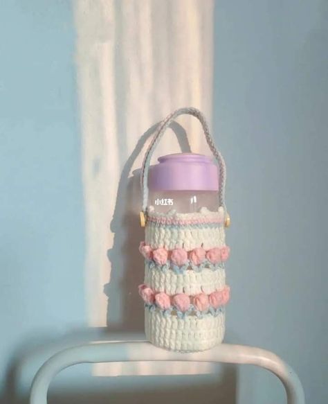 Crochet Water Bottle, Crochet Water Bottle Holder, Crochet Case, Kawaii Crochet, Crochet Fashion Patterns, Handbag Pattern, Fun Crochet Projects, Shawl Crochet Pattern, Bottle Cover