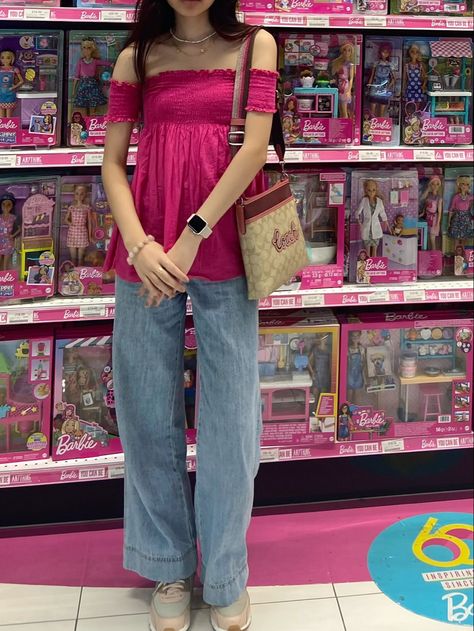 babydoll top bright pink straight leg jeans and rose gold rose pink nike shoes #barbiecore #y2k #2000sfashion # barbiedoll #barbiegram #barbiestyle #fashion #ootd #ootdfashion #poses #ootdstyle #barbiedoll #babydolltop #pink #aesthetic #gdwm #outfits #fitinspo #fitinspiration #outfitgoals #instagram #influencer #creator #ugccreator #barbiemovie #posesideas #toystore Babydoll Top Outfit, Pink Straight Leg Jeans, Barbie Inspired Outfits, Top Outfit Ideas, Pink Nike Shoes, Barbie Inspired, Pink Nike, Top Outfit, Pink Nikes