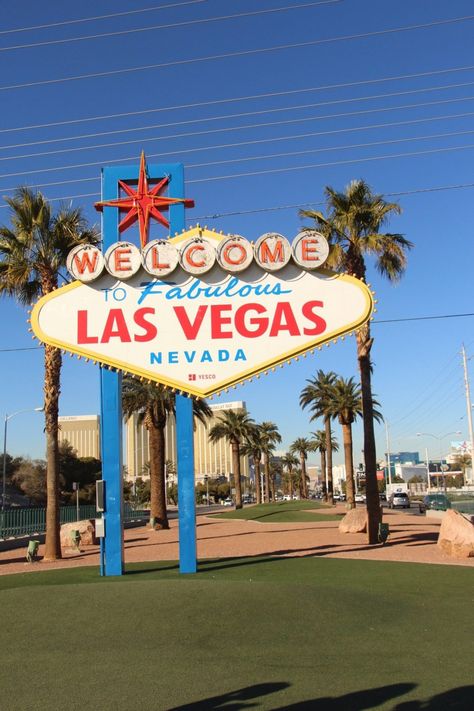 10 Things to Do in Las Vegas Other Than Drinking and Gambling Las Vegas With Kids, Las Vegas Attractions, Vegas Attractions, Americana Aesthetic, Las Vegas Sign, Nevada Desert, Visit Las Vegas, Las Vegas Vacation, Vegas Hotel