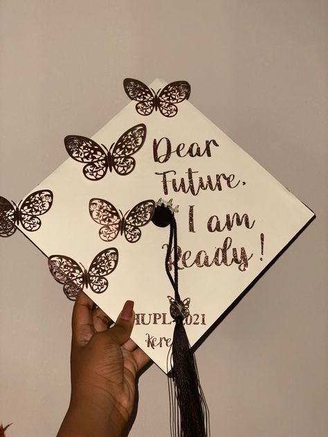 Promo 2023, Mirror Decor Ideas, College Graduation Cap Decoration, Grad Cap Designs, Diy Graduation Cap, Eid Crafts, Diy Graduation, Grad Caps, Cap Decoration