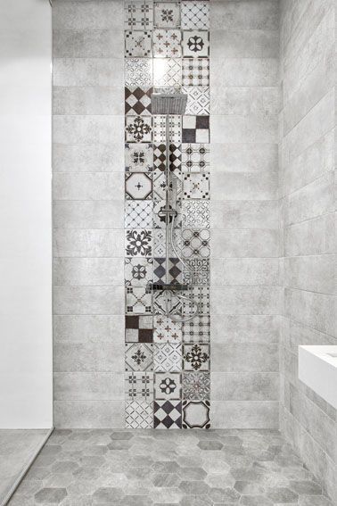 Design Interior Baie, Black And White Tiles, Mirror On The Wall, Bathroom Tile Designs, Bathroom Shower Tile, Toilet Design, Bathroom Renos, Laundry In Bathroom, White Tiles