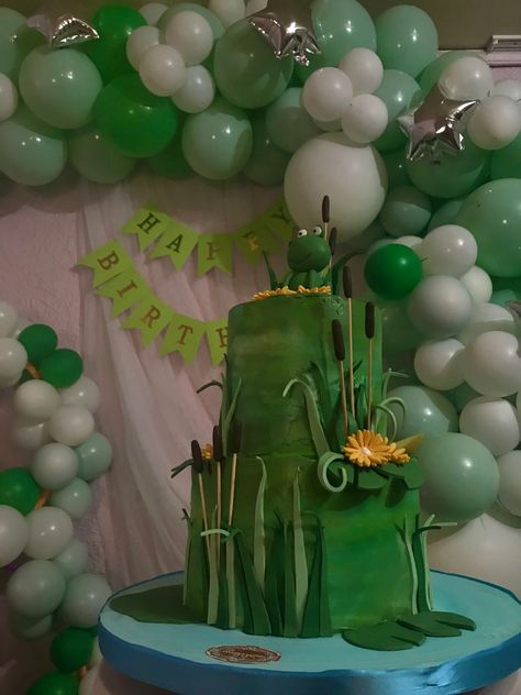 Frog Themed Birthday Party, Frog Baby Showers, Frog Birthday Party, Frog Party, Frog Birthday, Blue Scrapbook, Balloons Cake, Green Balloons, Flower Birthday Party