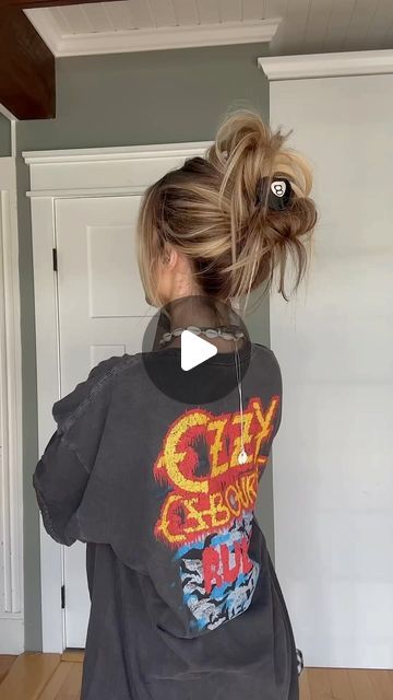 TORIE BLISS on Instagram: "Straight hair messy bun 🔥🎱⚡️" Straight Hair Messy Bun, Quick Hairdos, Easy Buns, Hair Messy Bun, Hair Messy, Easy Bun, Edgy Hair, Hair Styler, Going Gray