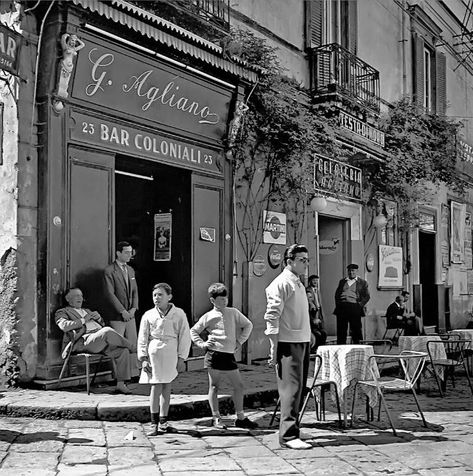 25 Fascinating Black and White Photographs Capture Everyday Life in Italy in the 1950s ~ Vintage Everyday Italy Black And White, Italian Street, Cities In Italy, Street Portrait, Italy Photography, Italy Aesthetic, Naples Italy, Vintage Italy, Black And White Aesthetic