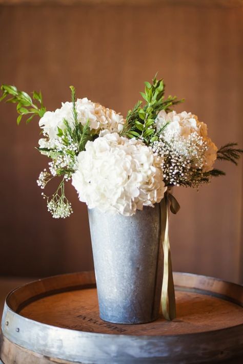 7 Tips for Creating DIY Wedding Flowers on a Budget - Sugar and Charm Wedding Flowers On A Budget, Diy Wedding Arrangements, Budget Wedding Flowers, Wedding Flowers Hydrangea, Boda Diy, Tropical Wedding Flowers, Unique Wedding Flowers, Easter Basket Diy, Wedding Centerpieces Diy