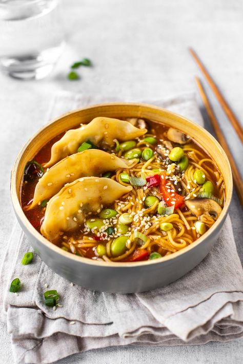 Vegan Gyoza Soup, Gyoza Ramen Soup, Gyoza Noodle Soup, Trader Joes Gyoza Soup, Gyoza Recipe Vegetarian, Gyoza Rice Bowl, Japanese Dumpling Soup, Japanese Food Recipes Vegetarian, Gyoza Bowl