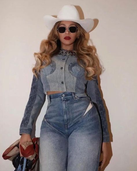 Tanner Adell Outfits, Denim Western Outfit, Beyonce Country, Tanner Adell, Denim Cowgirl Outfit, Cowgirl Bachelorette Party Outfits, Beyonce Cowboy, Bee Beyonce, Country Core