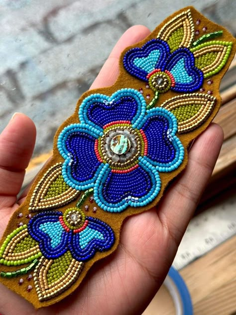 Metis Beadwork Patterns Free, Metis Beadwork, Indigenous Beadwork, Powwow Beadwork, Beaded Flowers Patterns, Native American Beadwork Patterns, Beadwork Tutorial, Native Beading Patterns, Beadwork Designs