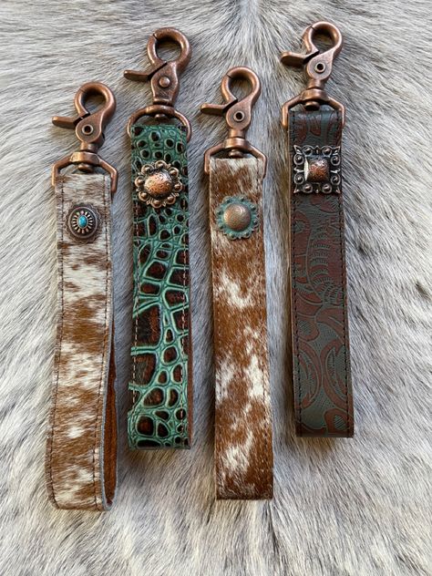 Craft With Leather Scraps, Diy Western Keychain, Cowhide Scrap Crafts, Cow Hide Crafts, Leather Scraps Ideas, Leather Scrap Projects, Leather Projects Ideas, Scrap Leather Projects, Leather Keychain Ideas