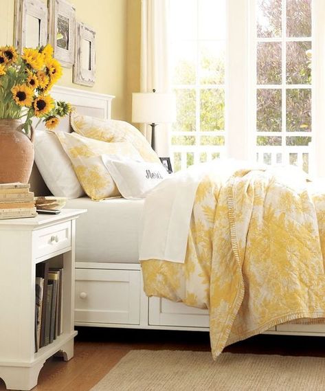 Sunflowers Decor, French Bedrooms, Yellow Rooms, Living Pequeños, French Country Decorating Bedroom, Small Bedroom Ideas For Couples, Sunflower Cottage, French Style Chairs, French Country Rug