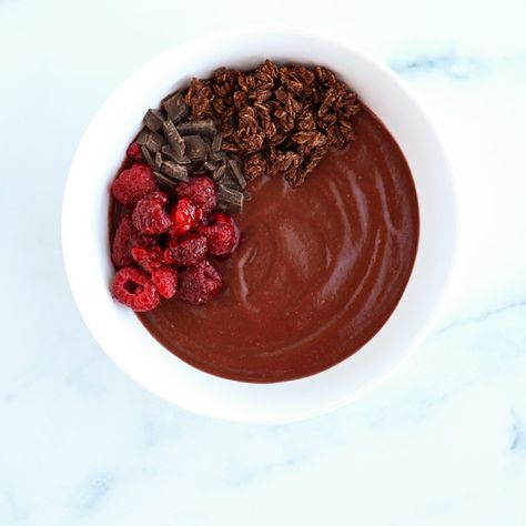 This Chocolate Raspberry Smoothie Bowl is a creamy, chocolatey breakfast that is vegan and gluten-free. It's a delicious blend of raspberries, a banana, cacao powder, flaxseeds, and non-dairy milk. Enjoy with a spoon and your favorite toppings, for an incredible sweet chocolate breakfast treat! Smoothie Bowl Recipe Easy Healthy, Chocolate Raspberry Smoothie, Perfect Smoothie Bowl, Raspberry Smoothie Bowl, Smoothie Bowls Recipe Easy, Smoothie Bowl Toppings, Vegan Breakfast Recipes Easy, Gluten Free Smoothie, Smoothie Bowl Recipe Healthy