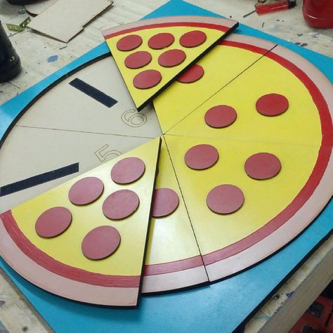 Juego didáctico de pizza con números  #mdf #cortelaser #hechoenmexico #consumelocal #compramexicano #pizza #juguetedemadera… Van Gogh, Pizza, Signs, Toys, Pizzas