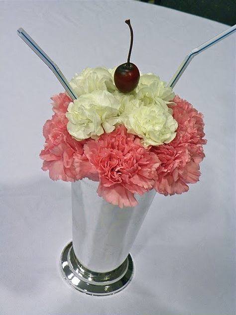 50's party centerpiece this would be cute for a sock hop Fifties Party, 50s Sock Hop, Decades Party, 50s Theme Parties, Sock Hop Party, Diner Party, 50s Wedding, 1950s Party, 50s Diner