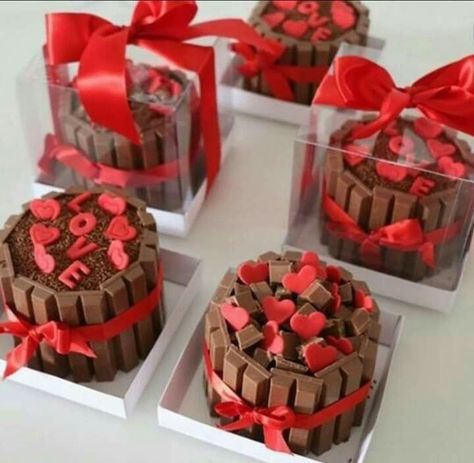 Kit Kat Valentines Ideas, Valentines Mini Cake, Ideas Para Vender En San Valentin, Valentines Day Cake Ideas, Mini Valentine Cakes, Kids Valentines Day Treats, Valentines Baking, Mini Torte, Valentine Desserts