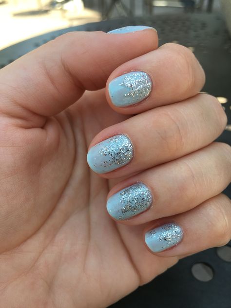 Natural nails baby blue silver glitter Blue Glitter Nails Short, Light Blue Silver Nails, Light Blue Sparkle Nails, Baby Blue Nails With Glitter, Jan Nails, Blue Silver Nails, Nails Baby Blue, Beach Nail Art Designs, Chrome Nail Ideas