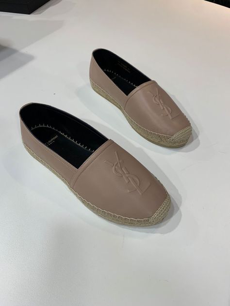 Ysl Espadrilles, Trendy Slippers, Designer Ballet Flats, Espadrilles Shoes, Fashion Shoes Flats, Designer Flats, Low Heel Shoes, Leather Flat Shoes, Chanel Espadrille