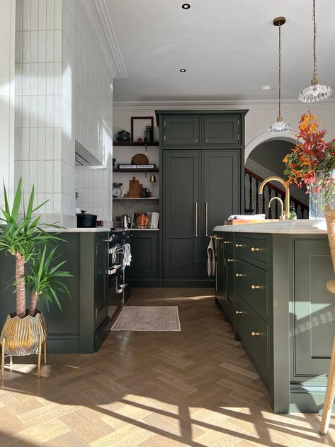 Kitchen Color Trends, Cabinet Trends, Top Kitchen Trends, Kitchen Cabinet Color Ideas, Kitchen Cabinet Trends, Painted Kitchen Cabinets Colors, Green Kitchen Cabinets, Kitchen Design Trends, Green Cabinets