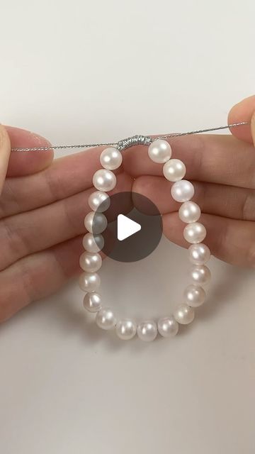 Hand Bracelet Making Tutorial, How To Make Pearl Bracelet, Diy Bracelets Tutorials Beads, How To Make Bracelets, Pearl Crafts, Hair Bow Tutorial, Bead Crochet Patterns, Pearls Diy, Jewerly Making