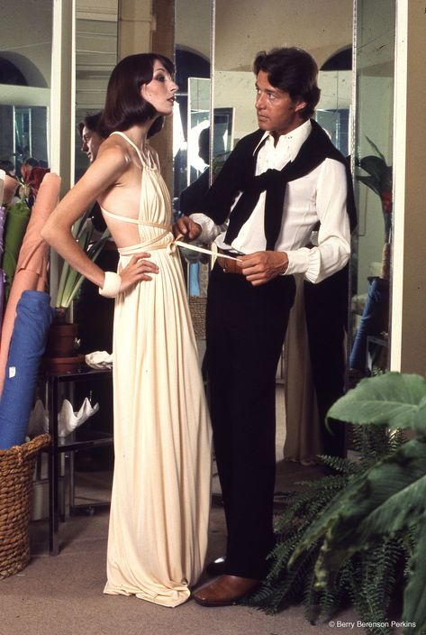 Anjelica Huston and Halston in a scene from Frédéric Tcheng’s “Halston.” Rory Culkin, Halston Dress, Anjelica Huston, Spa Style, Casual Chique, Ewan Mcgregor, American Fashion Designers, Elsa Peretti, Studio 54