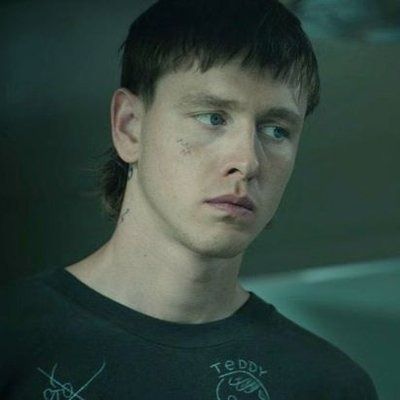 Harris Dickinson Mullet, Soft Mullet, Beach Rats, Vampire The Masquerade Bloodlines, Harris Dickinson, Asian Man Haircut, Faded Hair, Coin Ring, So Many People