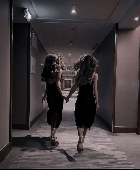 Best Friend Pictures Faceless, Twin Sisters Aesthetic Faceless, Sister Goals Aesthetic, Sisters Aesthetic Faceless, Going Out With Friends Aesthetic, Best Friends Aesthetic Faceless, Wlw Faceless, Friendship Photography, Best Friends Aesthetic