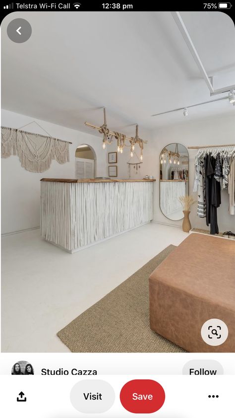 Boho Clothing Store Interior, Register Stand Boutique, Retail Backdrop Ideas, Boho Theme Boutique, Modern Boho Boutique, Inside Boutique Ideas, Anthropologie Store Design, Boutique Entrance Ideas, Boutique Lighting Ideas