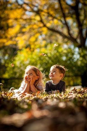 Sibling Photography Poses, Sibling Photo Shoots, Composition Photo, Sibling Pictures, Family Photoshoot Poses, Sister Photography, Gubahan Bunga, Children Photography Poses, Sibling Photography