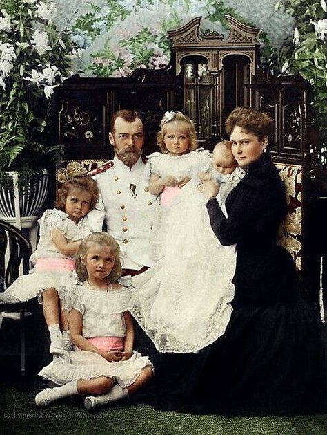 OTMA with Tsar Nicholas and Tsarina Alexandra Romanoff Family, Familia Romanov, Princess Anastasia, Alexei Romanov, Romanov Sisters, Anastasia Romanov, Nicolas Ii, Grand Duchess Olga, House Of Romanov