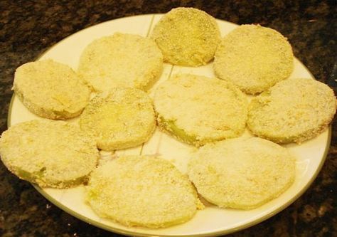 coated tomato slices ready to freeze Fried Green Tomatoes – Frozen – but with the crispness and taste of fresh off the vine Freezing Fried Green Tomatoes, Garden Preserving, Fried Green Tomatoes Recipe Easy, Canning Green Tomatoes, Wild Cooking, Freezing Veggies, Fried Green Tomatoes Recipe, Recipes Sides, Freezing Vegetables