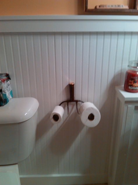 I bought this old pitch fork for $2 at a yard sale and turned it into a toilet paper holder for my bathroom.  I sprayed clear shellac on it and bought a bronze garden hose cap to cover the top. Hay Fork Decor Ideas, Pitch Fork Repurposed, Old Faucet Handle Ideas, Faucet Handles Repurposed, Old Pitch Fork Ideas, Rake Decor, Clawfoot Tub Bathroom, Man Cave Items, Pitch Forks