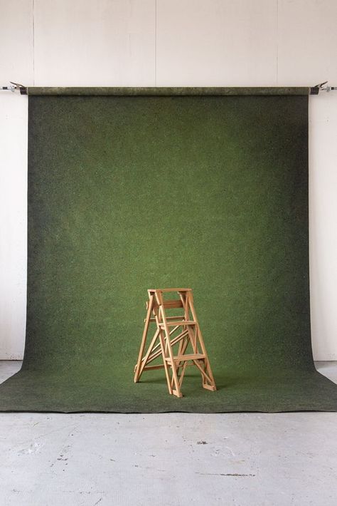 Textured Backdrop Photography, Astroturf Backdrop, Velvet Backdrop Photoshoot, Color Backdrop Photoshoot, Diy Studio Backdrop, Green Backdrop Photoshoot, Paper Backdrop Photography, Studio Backdrop Ideas, Green Background Photoshoot