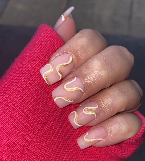 #whiteandgold #goldnails #naildesigns #acrylicnaildesigns #acrylics #acrylicnails #longnails #shortnails #simplenaildesign Gold Squiggle Nails, Swirly Nails, Swirly Designs, Simple Nail Designs, Gold Nails, Acrylic Nail Designs, Gold Details, Short Nails, Long Nails