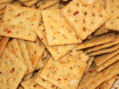 You can make this simple, but totally amazing recipe in a matter of minutes. Find out why this spicy crackers recipe has been shared over 4,100 times! How to Make Spicy Crackers: 1. Place 1 box of saltine crackers in a large bowl with a sealable lid. 2. Whisk oil, ranch seasoning, and red pepper. Drizzle over crackers. Firecrackers Saltines, Spicy Saltine Crackers, Spicy Crackers Recipe, Seasoned Saltine Crackers, Spicy Crackers, Seasoned Crackers, Fire Crackers, Cracker Recipe, Crackers Recipe