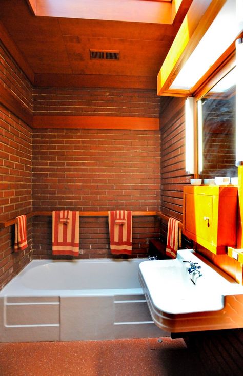 Guest bathroom - Rosenbaum House / 601 Riverview Drive Florence, AL / 1940 / Unisonian / Frank Lloyd Wright Rosenbaum House, House Design Bathroom, Usonian Architecture, Frank Lloyd Wright Interior, Rambler House, Bathroom Architecture, Usonian House, Frank Lloyd Wright Design, Frank Lloyd Wright Homes