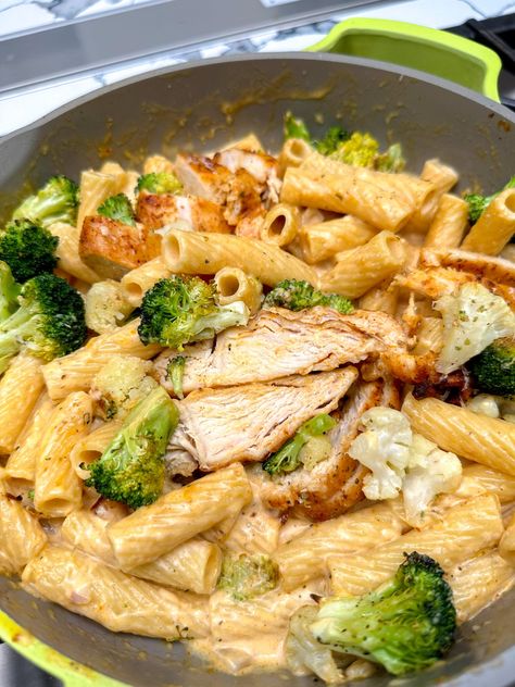 Pasta With Vegetables And Chicken, Rigatoni Chicken Pasta, Healthy Rigatoni Recipes, Creamy Chicken Rigatoni, Easy Rigatoni Recipes, Radiatore Pasta Recipes, Chicken Rigatoni Recipes, Creamy Rigatoni, Rigatoni Pasta Recipes