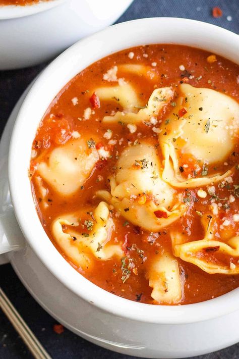 3-Ingredient Tomato Tortellini Soup - if you're short on time, make this soup! It only takes 15 minutes from start to finish and is full of flavor. Hardy Soup, Cassoulet Recipe, Tomato Tortellini, Lunch Meals, Tomato Tortellini Soup, Delicious Clean Eating, Fav Food, Lunch Lady, Carb Snacks