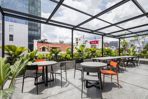 Gallery of Publik Office in SAIGON / Sanuki Daisuke architects - 5 Office Roof Terrace, Roof Garden Cafe, Terrace Office Design, Office Terrace Garden, Office Terrace Design, Rooftop Office, Office Terrace, Rooftop Garden Urban, Office Cafeteria