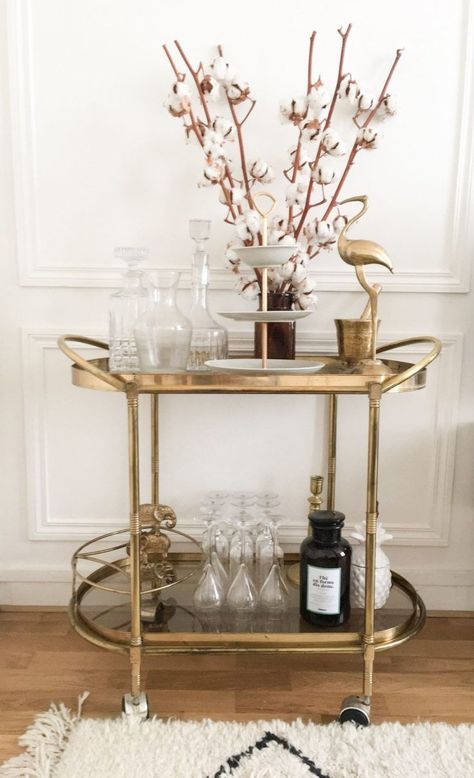 Bar Cart Design, Bar Artwork, Gold Bar Cart, Vintage Bar Carts, Bar Cart Styling, Bar Cart Decor, Salon Interior Design, Home Bar Decor, Mobile Bar