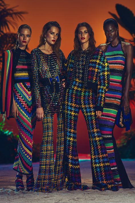 See the complete Balmain Resort 2017 collection. Balmain Resort, Resort 2017 Fashion, Bianca Jagger, Chanel Resort, Afrikaanse Mode, Stil Boho, Army Fashion, Armani Prive, Couture Week