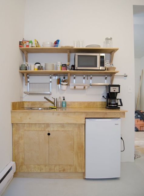 kitchenette unit - Google Search Studio Kitchenette, Kitchenette Ideas, Small Kitchenette, Tiny Kitchen Design, Cheap Kitchen Cabinets, Small Apartment Kitchen, Kabinet Dapur, Outdoor Kitchen Appliances, Tiny House Kitchen