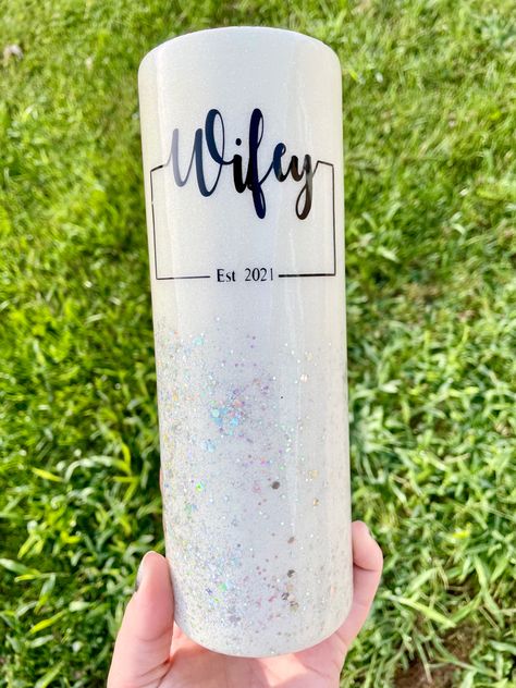 Messagen me to order ☺️ #wifey #wife #personalized #tumbler #glitter #gift Bride Cups, Bride Cup, Custom Tumbler Cups, Personalized Tumbler, Custom Tumbler, Cute Cups, White Glitter, Custom Tumblers, Tumbler Cups