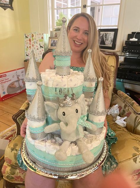 Diaper Castle Cake, Castle Diaper Cake, Diaper Cake Castle, Castle Cake, Holiday Gift Baskets, Diy Baby Shower Gifts, Baby Diaper Cake, Baby Announcements, Shower Bebe