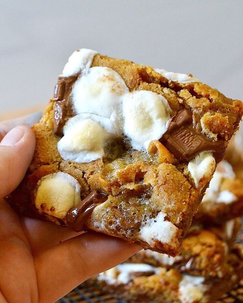 Hayley Parker on Instagram: “{NEW!!} Who needs a campfire (or bugs, or sleeping on the ground, or attack raccoons... camping isn’t my fave, ok?) when you can have these…” Chewy Cookie Bars, Easy Bars, Smores Cookies Bars, Marshmallow Cookies, Smores Cookies, Delicious Sweets, S'mores Bar, Bar Recipes, Camping Recipes