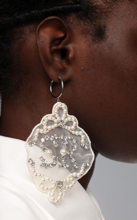 Simone Rocha Tulle SR Pearl Earrings Simone Rocha Details, Simone Rocha Jewelry, Fashion Trend Inspiration, Runway Jewelry, Jewelry Details, Dope Jewelry, Handmade Jewelry Diy, Fall Accessories, Embroidery Fashion