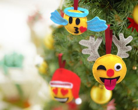 Christmas Emoji DIY Ornaments | Make some easy DIY ornaments that teens and tweens will love with these free sewing patterns! Christmas Emojis, Emoji Decorations, Emoji Diy, Christmas Diy Sewing, Christmas Emoji, Emoji Christmas, Christmas Sewing Projects, Felt Crafts Christmas, Felt Tree