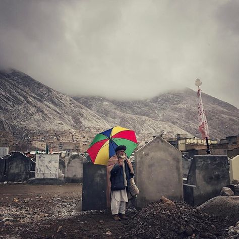 Everyday Pakistan on Instagram: “Man recites verses of Quran at the grave of newly buried woman in Hazara Qabristan (Cemetery) during snowfall. Photo by @bbatoor” Verses Of Quran, Quetta Pakistan, Abbottabad Pakistan, Naran Kaghan Pakistan, Hyderabad Sindh Pakistan, Nawab Of Bahawalpur, Instagram Man, Cemetery, Daily Life