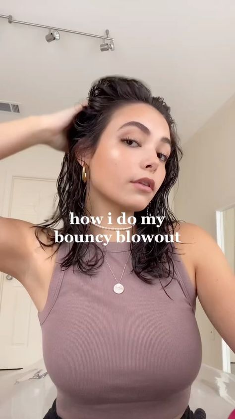 about.her.hair on Instagram: Check out this bouncy blowout tutorial from @_fabiiicruz 😍💕 . . . . . #blowout #blowouts #hairblowout #naturalhairblowout #bigbouncyhair… 90s Hairstyles Blowout, Blow Dry Hair For Volume, 90s Blowout Hair, Blow Dry Hair Straight, Hairstyles Blowout, Revlon Hair Dryer Brush, Short Hair Blowout, Bouncy Blowout, One Step Hair Dryer